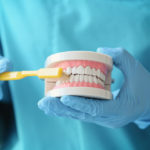 Wszechstronne leczenie dentystyczne – odkryj trasę do zdrowej i atrakcyjnego uśmiechu.